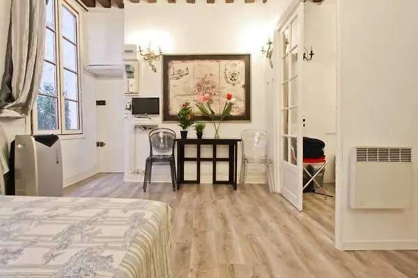 Fleur De Lys One Bedroom Apartment * Paris